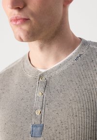 Scotch & Soda LONG SLEEVE HENLEY WITH CHAMBRAY DETAILS - Longsleeve - grey melange