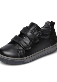 Sneaker in pelle nera con due cinturini regolabili in Velcro, punta arrotondata, suola in gomma grigia e dettagli di cucitura sottili. Texture liscia.
