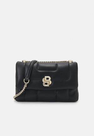 Borsa a tracolla nera in ecopelle trapuntata con hardware dorato e una tracolla a catena. Presenta un logo prominente sul davanti e una chiusura a pattina.