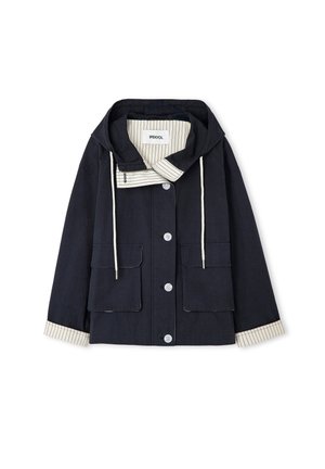 Chaqueta negra con capucha, botones blancos, dos bolsillos delanteros, cordones blancos y forro y puños a rayas crema.