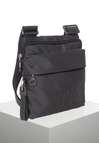 Svart axelväska med texturerat nylonmaterial, dragkedjefack, justerbar rem och logodetalj på framsidan. Kompakt och funktionellt design.