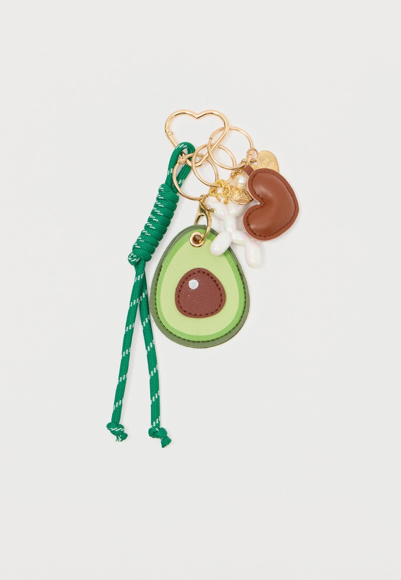 Avocado-formet nøgleholder lavet af grønt og brunt kunstlæder, med guldhardware, en grøn snor og ekstra charms i forskellige farver.