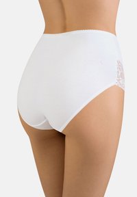Witte katoenen hoge taille slipjes met een kanten accent aan de zijkant, een zachte textuur en golvende randen.