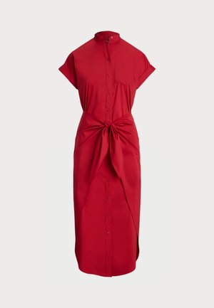 Vestido rojo de manga corta con tapeta de botones, cuello y detalle de nudo en el frente. Confeccionado en una tela suave, presenta un diseño ajustado y aberturas laterales.