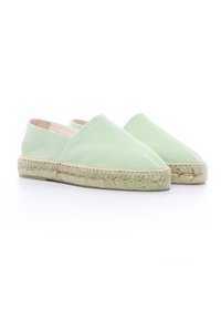 Espadrilles en toile vert clair avec une semelle en jute et des détails cousus sur le bord. Design à enfiler avec un bout arrondi.