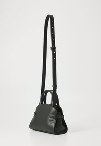 Borsa in pelle nera a forma arrotondata, con due manici superiori e una tracolla regolabile e removibile. Presenta un design minimalista senza motivi.