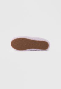 Zapatilla de color púrpura, esponjosa, con una suela de goma marrón texturizada. La parte superior es suave y acolchada, diseñada para ofrecer comodidad y calidez.