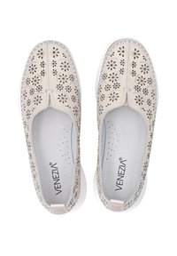 Béžové slip-on boty s květinovými výřezy, bílé gumové podrážky, texturovaný interiér a hladký svršek se švy.