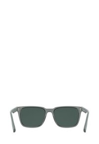 Occhiali da sole in plastica grigia con lenti rettangolari e tinta verde scuro. Presentano aste dritte con sottili dettagli in metallo sulle stanghette.