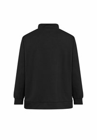 Sudadera negra con un cuello alto, mangas largas y puños elásticos. Textura suave y corte relajado, con un color liso sin patrones.