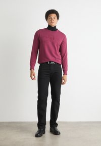 GANT TONAL SHIELD C NECK - Mikina - rich wine