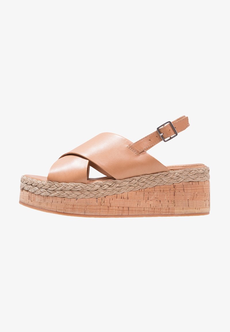 Sandale compensée en cuir fauve avec design à brides croisées, bout ouvert et détails en corde tressée sur un talon bloc en liège. Bride de cheville ajustable.