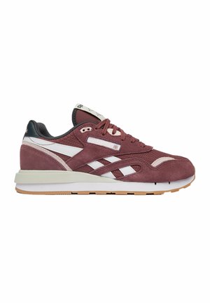 Widok z boku bordowo-białego buta sportowego Reebok z zamszowymi i siateczkowymi detalami, płaskimi sznurowadłami i beżową gumową podeszwą.