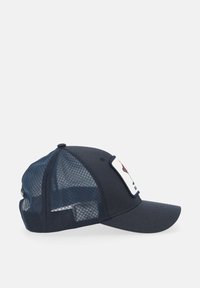 Mørkeblå kasket med en stiv frontpanel, netbag og en buet skygge. Har et logo-patch på fronten med farverigt grafisk design.