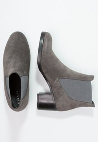 Stivaletti alla caviglia in suede grigio con tacco a blocco. Presentano pannelli laterali elasticizzati e una texture liscia. Design semplice con punta rotonda.