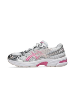 Scarpa da corsa bianca e argento con dettagli rosa, tomaia in mesh, suola ammortizzata e lacci, mostrata in profilo laterale rivolta a sinistra.