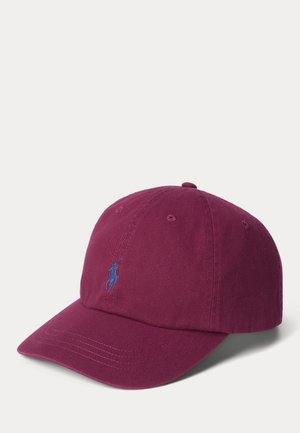 Bordeauxrote Baseballkappe mit gebogenem Schirm und kleinem blau besticktem Polo-Logo auf der Vorderseite, dargestellt vor weißem Hintergrund.