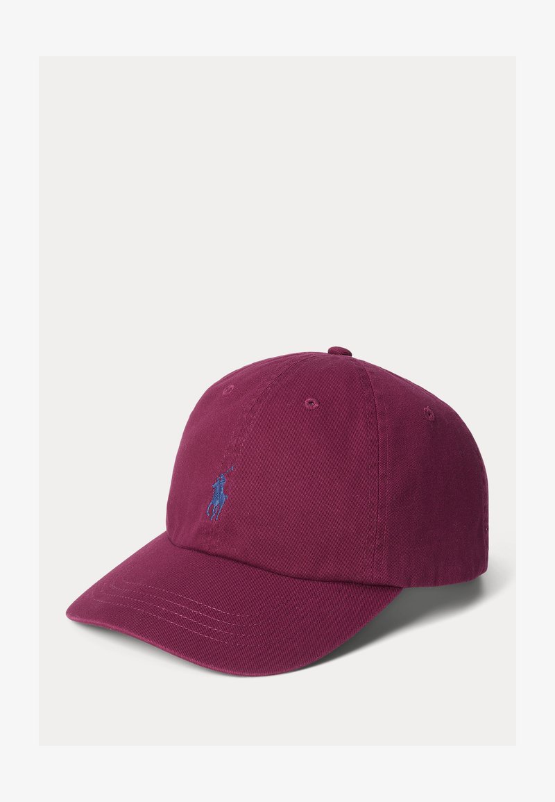 Burgunder rød baseballcap med buet brem og liten blå brodert Polo-logo på frontpanelet, vist på hvit bakgrunn.