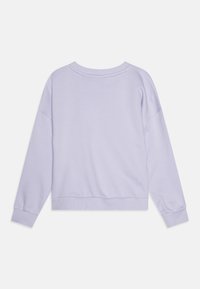 Sudadera lilas con cuello redondo, puños y dobladillo acanalados. Presenta una textura suave y lisa, y un diseño con hombros caídos.