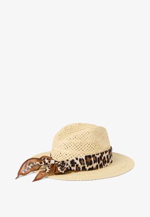 Beige gevlochten strohoed met brede rand, versierd met een bruin-zwarte stoffen band met luipaardprint, gestrikt in een strik.
