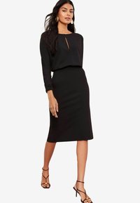 REGULAR FIT - TAILORED MIDI  - Etuikleid - black