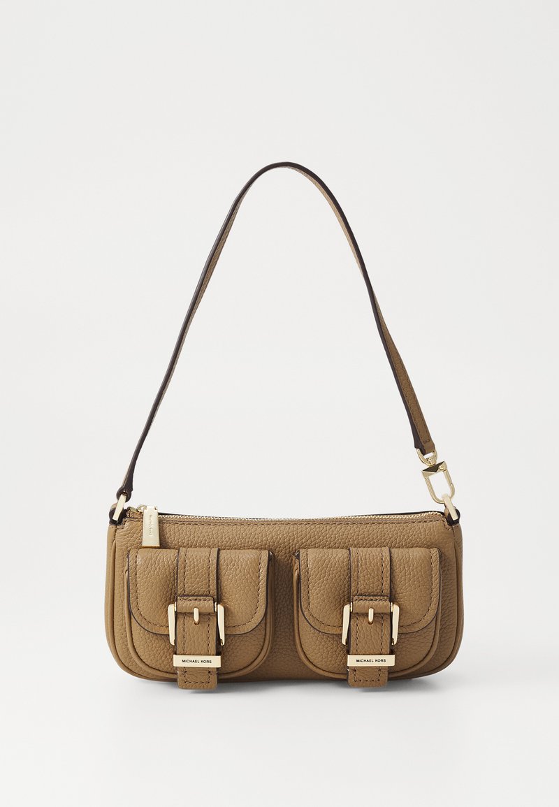 Borsa a tracolla in pelle marrone con finitura testurizzata, due tasche frontali con fibbie dorate, tracolla singola e chiusura zip superiore.