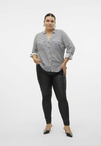 Vero Moda Curve VMBUMPY SHIRT NEW - Chemisier - snow white