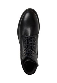Bottine en cuir noir à lacets avec surface texturée, œillets en métal, col rembourré et fermeture éclair sur le côté, vue de dessus.