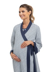 Paskowana szata z granatowymi akcentami, wykonana z miękkiego materiału. Posiada konstrukcję typu wrap, długie rękawy i zapięcie w talii na sznurek. Odpowiednia dla kobiet w ciąży.