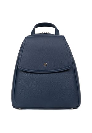 Sac à dos bleu marine en matériau texturé avec un devant plat, un dessus arrondi, un rabat horizontal et un fermoir décoratif à pression.