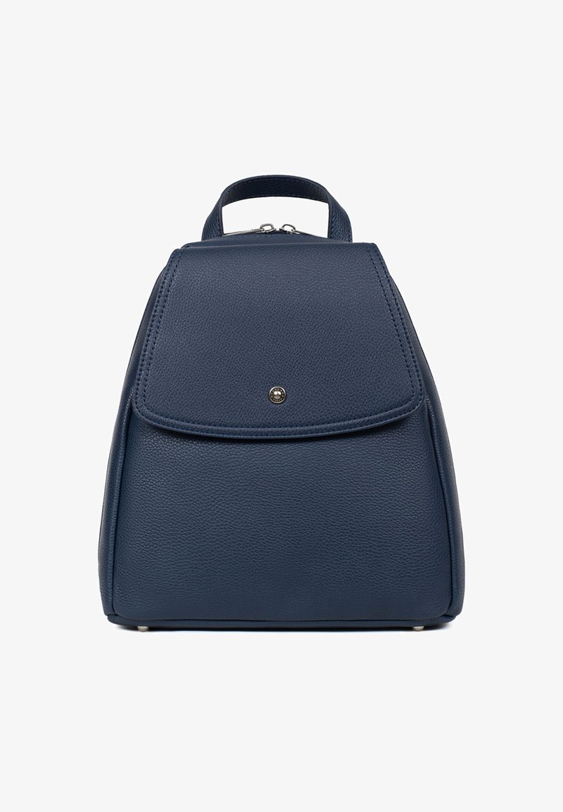 Granatowy plecak wykonany z teksturowanego materiału, z płaskim przodem, zaokrąglonym wierzchem, poziomą klapą i ozdobnym zapięciem na zatrzask.