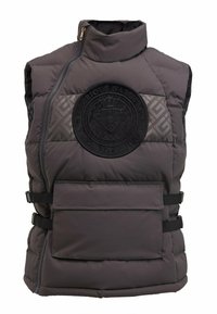 Gilet imbottito senza maniche di colore grigio scuro. Presenta un colletto alto, zip frontale e una grande toppa circolare nera con logo. Include una tasca frontale e cinghie.