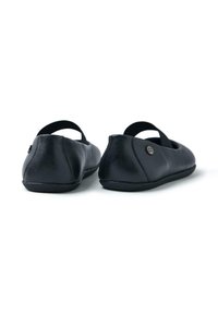Bailarinas de cuero negro con punta redondeada y suela blanda, que cuentan con una amplia banda elástica en la parte superior para un ajuste seguro y detalles de costura mínimos.