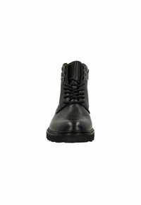 Bottes noires en cuir au niveau de la cheville, à bout rond, à lacets, avec surface texturée et œillets en métal en haut pour les lacets. Semelle en caoutchouc.