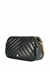 Czarna pikowana skórzana torebka na ramię z złotym zamkiem błyskawicznym i łańcuszkowym paskiem, prostokątny kształt oraz mały złoty detal z logo z przodu.
