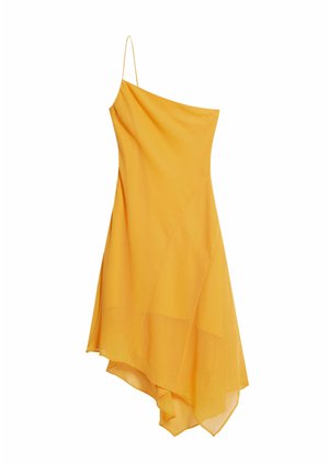 Żółta sukienka na jedno ramię z lekko opadającego materiału. Długość w stylu high-low i delikatna tekstura. Minimalistyczny design z cienkimi ramiączkami i zwiewnym krojem.