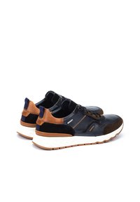 Zapatillas en azul marino y negro con detalles en marrón, que presentan una combinación de cuero y ante, suela texturada y un diseño elegante. Cierre con cordones.