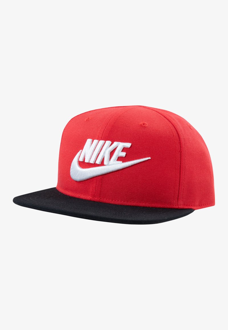 Rød caps med svart skjerm, med en stor hvit brodert Nike-logo på fronten. Laget av stoff med en glatt tekstur.