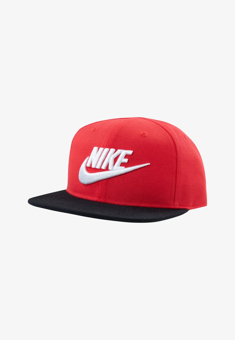 Casquette rouge avec une visière noire, arborant un grand logo Nike brodé en blanc à l'avant. Fabriquée en tissu avec une texture lisse.