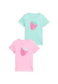 Dwie koszulki z krótkim rękawem: jedna miętowa z różowym nadrukiem truskawki, druga różowa z podobnym wzorem truskawki. Obie wykonane z miękkiej bawełny.