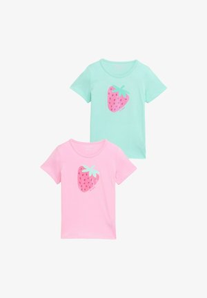 Dwie koszulki z krótkim rękawem: jedna miętowa z różowym nadrukiem truskawki, druga różowa z podobnym wzorem truskawki. Obie wykonane z miękkiej bawełny.