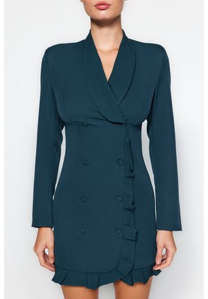 Donker teal dubbelgeknoopt blazerjurk met lange mouwen, brede revers, met stof beklede knopen en ruches langs de voorkant en zoom.