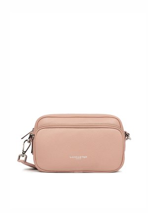 Roze leren schoudertas met twee ritscompartimenten, gestructureerde afwerking en zilveren hardware. Voorzien van branding op de voorkant.