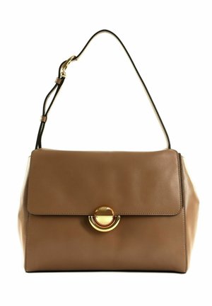 Sac à main en cuir marron avec une seule anse supérieure et un fermoir circulaire doré sur le rabat avant, sur fond blanc.