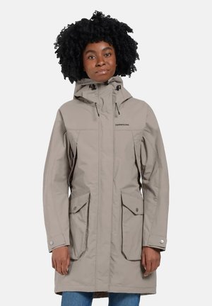 Beige wasserfeste Jacke mit Kapuze, Reißverschlussfront und zwei großen Fronttaschen. Verfügt über verstellbare Kordelzüge und ein schlankes Design.