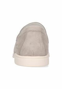 Grå mocka slip-on skor med rund tå, med en slät yta och en ljus gummisula. Enkelt och minimalistiskt design.