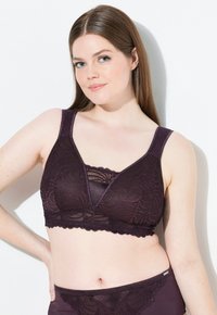 Paarse kanten bralette met een geschulpte zoom en brede bandjes, uitgerust met een zachte onderlaag en bloemenpatroon, gecombineerd met bijpassende paarse slipjes.