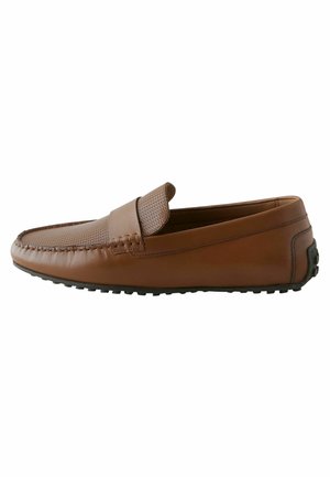 Mocasines de cuero marrón con un panel frontal texturizado y detalles de costura, con puntera redondeada y una suela de goma con tracción.
