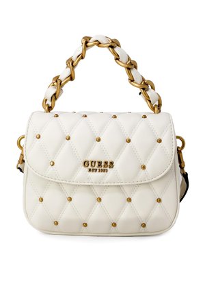 Witte gewatteerde Guess-handtas met gouden studs, een handvat van schakelketting verweven met wit materiaal en een goudkleurig logo op de voorflap.
