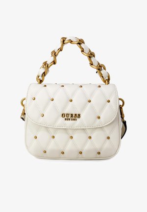 Sac à main matelassé blanc Guess avec clous dorés, anse chaîne entrelacée de matériau blanc et logo doré sur le rabat avant.